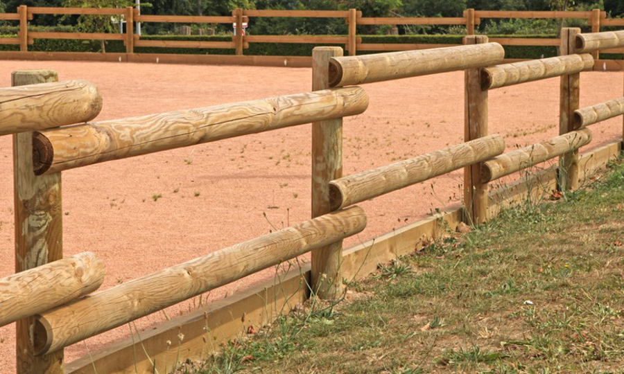 pali di legno per recinzioni